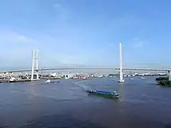 Puente sobre el río Saigón en la Ciudad Ho Chi Minh