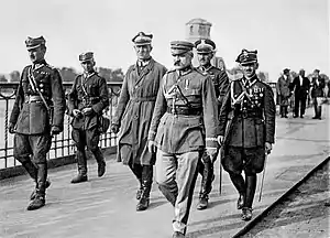 Pilsudski, junto a otros militares, cruza el puente Poniatowski de Varsovia durante el golpe de estado de 1926.