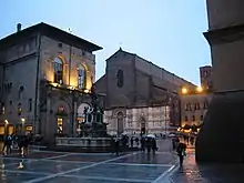 Plaza Neptuno - en primer plano: la Fuente de Neptuno; al fondo: la fachada incompleta de la basílica de San Petronio.