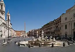 Piazza Navona, ejemplo del urbanismo barroco romano, que incluye fuentes de Bernini (1651)