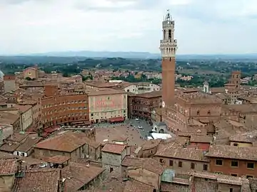 Piazza del Campo de Siena, un ejemplo de trazado irregular medieval y de Piazza della Signoria, como espacio de respeto frente al ayuntamiento (comuna), máximo poder público en las ciudades-estado italianas. Es un magnífico ejemplo de utilización en festividades y espectáculos: alberga anualmente el Palio di Siena, una frenética carrera de caballos en que los barrios de la ciudad se disputan el honor de albergar un estandarte en su parroquia