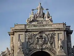 La Gloria recompensa al Valor y al Genio, grupo escultórico que remata el Arco de la Rua Augusta de Lisboa, Célestin Anatole Calmels. Las esculturas del plano inferior (ríos Tajo y Duero, y personajes portugueses) son de Vítor Bastos. 1875.