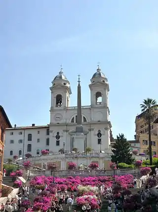 Vista de la Piazza di Spagna con la iglesia al fondo