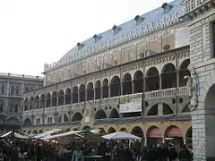 El Palazzo della Ragione, visto desde la Piazza delle Erbe.