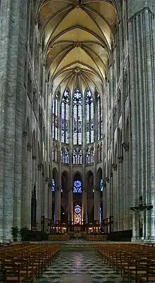 Nave central de la catedral de Beauvais, en construcción desde 1225. Se planteó como la más alta de su tiempo (48 m), y sufrió distintos accidentes (dado por terminado el coro en 1272, se derrumbó en 1284). También su torre, culminada en 1569, fue la más alta (153 m) pero se derrumbó en 1573.