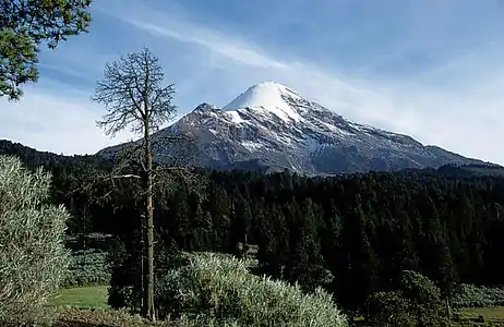 1. La cumbre de Pico de Orizaba, un estratovolcán en el límite entre Puebla y Veracruz, es la cumbre más alta de México.