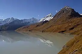 Lago des Dix con y vista del Mont Blanc de Cheilon y de la Pigne d'Arolla.