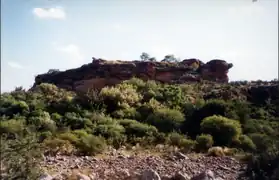 Piedra colorada, a orillas del Río Olta.