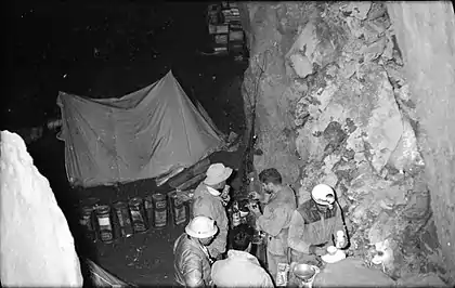 Primer campamento en la sima Lepineux (V Jornadas Vasconavarras de Espeleología / Expedición EDF, 1960). De izquierda a derecha: Georges Lepineux, José Bidegain, X, Adolfo Eraso, Isaac Santesteban.