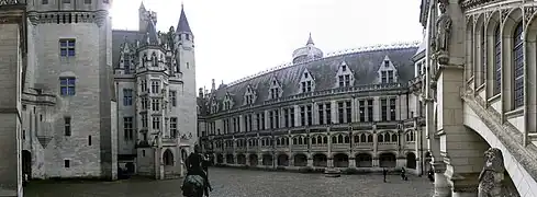 Patio del château de Pierrefonds.