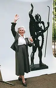Pierrette Gargallo junto al cartel promocional de "Gran Profeta" en la Fundición Coubertin (París) en 2006.