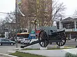 Replica de un cañón de 105 mm usado en la guerra de las Malvinas, frente al monumento anterior.