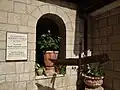 Descripción de la Iglesia en inglés, hebreo y árabe