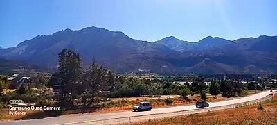 El lado del cerro que da al poblado El Hoyo desde la ruta 40.