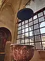 Tapa suspendida sobre la pila en la Catedral de Toledo.