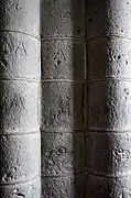 Pilar de la nave que tiene las marcas de cantero