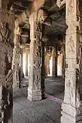 Sala de pilares en el templo de Raghunatha, Hampi