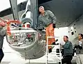 Milton Orville Thompson preparándose a embarcar el M2-F2 acoplado bajo el ala del NB-52B.