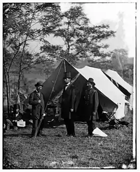 Abraham Lincoln, Allan Pinkerton y John Alexander McClernand visitando el campo de batalla de Antietam en 1862.