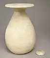 Frasco piriforme con el nombre de Hatshepsut como reina en la tapa.