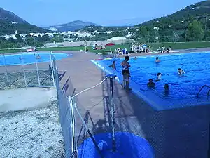 La piscina de Benichembla y el pueblo en el fondo