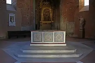 Interior con la pila bautismal