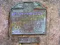 Placa de inauguración del ferrocarril de Madrid a Burgos vandalizada con los colores de la bandera de la Segunda República Española.