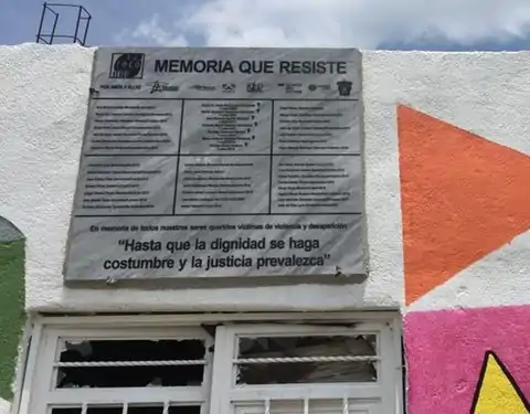 Placa Memoria que Resiste, con nombres de la masacre de Lagos de Moreno, así como de decenas de desaparecidos en el estado de Jalisco.