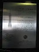 Placa conmemorativa del terremoto de 1957 en el vestíbulo de la Torre Latinoamericana, que no sufrió daños.