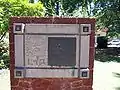 Placa conmemorativa en la Plaza Constitución de Paysandú.