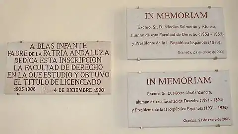 Placas conmemorativas ubicadas en la entrada de la Facultad de Derecho de la Universidad de Granada