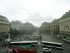 La avenida en dirección al Louvre.