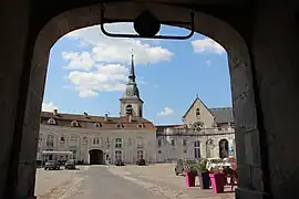 Acceso a la plaza Fer à Cheval