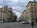 La plaza Gabriel-Péri (antigua plaza del Puente), corazón de la Guillotière. El edificio de la izquierda es el antiguo ayuntamiento del 3º arrondissement.