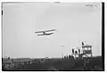 Aviones en vuelo se encuentran en Belmont Park.