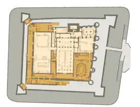 Planta de la Aljafería restaurada (marrón oscuro: hemiciclo y dependencias de las Cortes de Aragón; gris, foso)