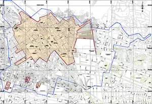 Ubicación de la iglesia en la ciudad (en crema con límites rojos está la zona declarada como Patrimonio de la Humanidad y con línea azul la zona de amortiguación correspondiente).