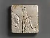 Placa con cabeza y hombros de figura sacerdotal y Sobek, 400-30 a. C.