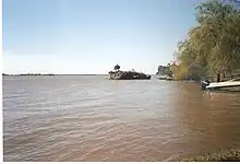 Vista del río Paraná desde una playa de Itatí.