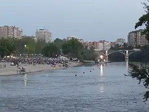 Vista del Puente del Poniente al fondo, desde el Puente Mayor. A la izquierda se encuentra la Playa de las Moreras