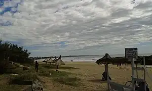 Playa destinada a actividades de surf.