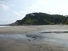 La playa con marea baja.