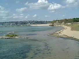 Playa de Pedreña, al fondo la ciudad de Santander.