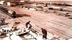 La estación en construcción con muchos de los depósitos y galpones de su gran playa de maniobras a pleno funcionamiento. El mayor de todo es el deposito de locomotoras.