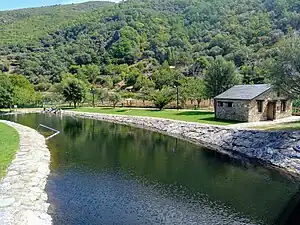 Playa fluvial de San Facundo, provincia de León, España. Ambas imágenes muestran playas fluviales de entornos rurales, más básica, similares a piscinas.