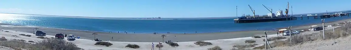 Panorámica de la bahía San Antonio, el puerto puede verse a la derecha.