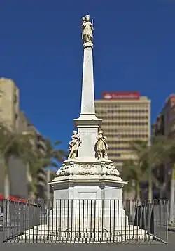 Monumento entero visto de frente.