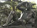 Escultura en el lado izquierdo del monumento.