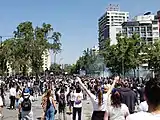 Carabineros dispersan manifestantes en Plaza Italia.