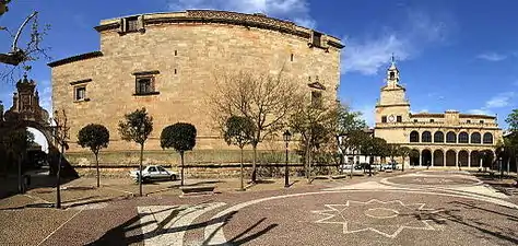 Plaza Mayor con el Arco Romano, la Iglesia de Santiago Apóstol y la Casa Consistorial